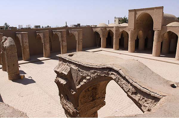 مسجد تاریخانه دامغان که در دوران ساسانیان آتشکده بوده است